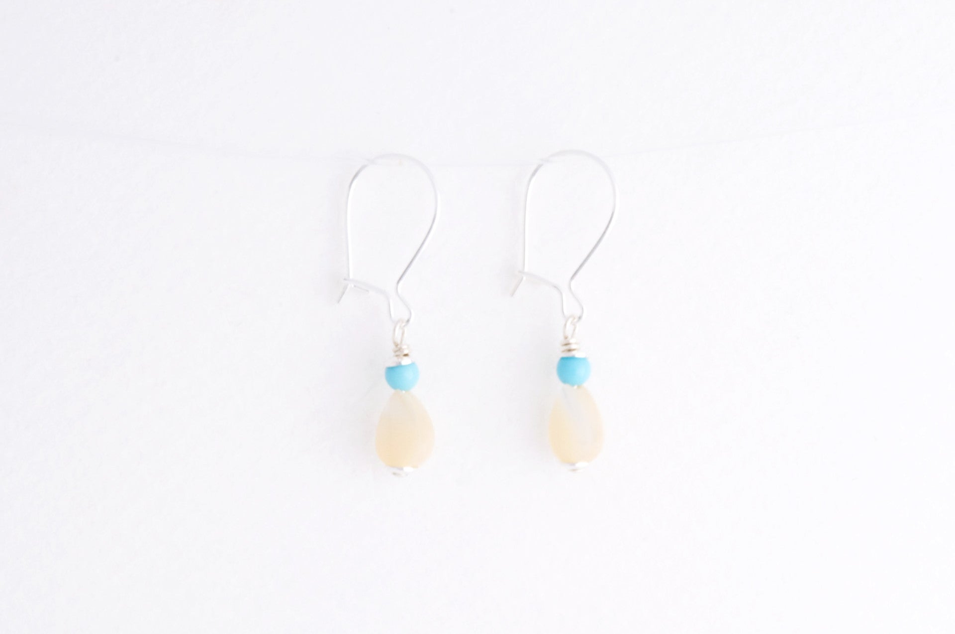Ohrringe TINY LEAF SMALL PEARLS BLEU versilbert